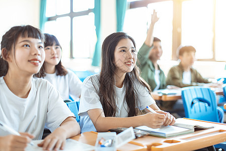 亚裔青少年学生在课堂上与同班同学一起学习教育房间乐趣同学朋友们团体训练学校大学知识图片