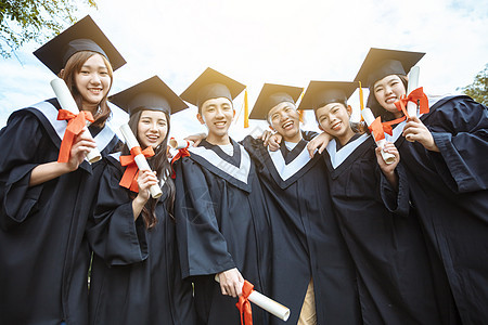 在大学校园持有文凭的毕业礼服中快乐学生人数百分比女孩庆典学校友谊女士乐趣学士微笑同学仪式图片