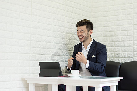 成功的青年商务人士在办公室用笔记本电脑工作男人经理思维男性项目互联网白色写作商业公司人们高清图片素材