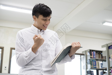 图书馆的年轻学生阅读书 教育概念大学知识学习阅读男性学校男人男生青年青少年图片