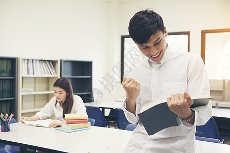 图书馆的年轻学生阅读书 教育概念青年男性男人阅读学校学习青少年知识大学男生图片