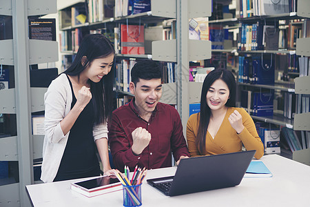 快乐地欢快的一群成功的学生 与高大学生一起胜利工作成人友谊男性考试团体微笑女孩伴侣优胜者图片