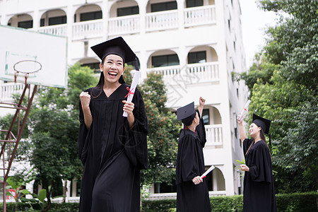 与朋友在后的朋友站在一起的快乐学生获得毕业文凭大学成就学校砂浆教育微笑庆典团体国际学士图片