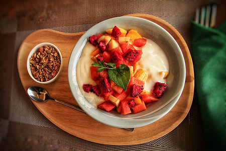 早餐时健康的冰沙碗全素居家食物素食餐水果高视角美食饮食摄影生活方式图片