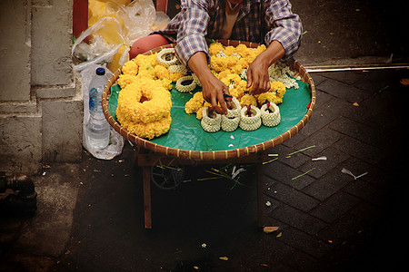 泰国街头卖街商花环宗教好运符现实街景文化手工植物群摄影供品图片