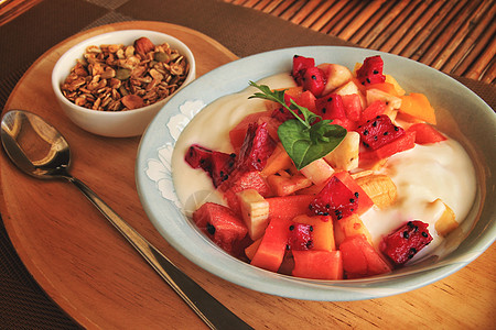 早餐时健康的冰沙碗麦片摄影素食饮食居家热带果盘家常饭生活方式营养图片