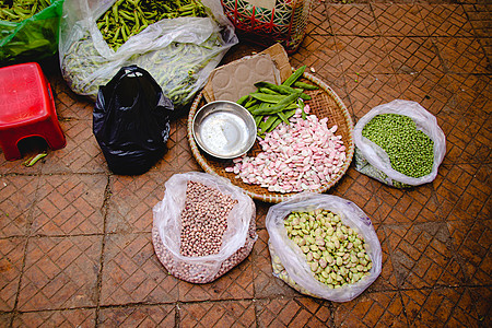 街头市场中豆类的顶端视图图片