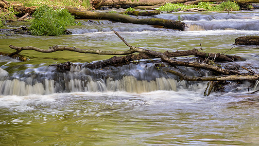 自然保护区塔新河中的塔恩河 Nad Tanwia公园植物瀑布国家岩石环境场景森林林地风景图片