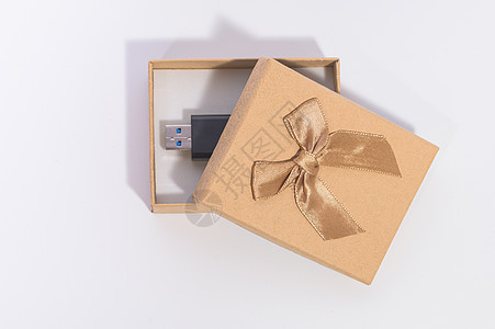 带闪盘的棕色礼品盒纸板办公室商业摄影师展示技术礼物案件光盘安全图片