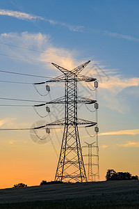 日落时电塔和电线变压器环境电缆蓝色工程活力天空力量电气金属图片