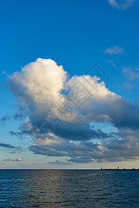 海面上云云 与蓝天对立天际海滩气氛天气海浪旅行海洋海岸海景蓝色图片