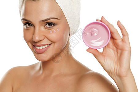 女人头上戴毛巾 脸上沾奶油护理化妆品浴室女士女孩老化治疗粉色皮肤塑料图片