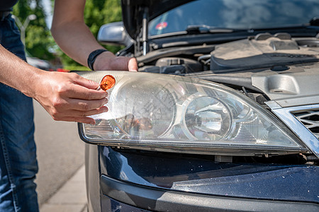 用车灯前灯的新灯泡替换错误的灯泡汽车工具工人电气运输技术修理工替代品工作服务图片