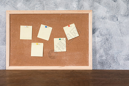 空白纸夹在木制桌边的软木板上 有纹理背景图片