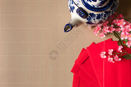 中国梅花的顶视图 桌上有红包和茶壶 中国新年概念 文本自由空间图片