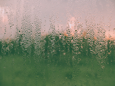 玻璃窗上的雨滴水分窗户波纹液体滴水流动水滴蒸汽气泡环境图片