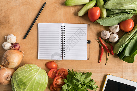 新鲜蔬菜的顶端视图 木桌背景上有空白笔记本叶子笔记厨房记事本备忘录团体沙拉农场食物饮食图片