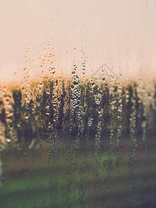 玻璃窗上的雨滴水分液体流动滴水宏观水滴玻璃窗户蒸汽波纹图片