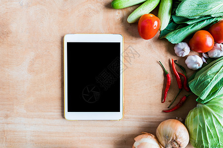 新鲜蔬菜的顶端视图 平板电脑触摸器 在木桌背景上辣椒美食营养胡椒互联网厨房软垫农业学习饮食图片