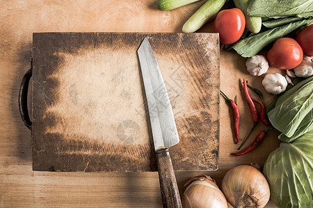 用新鲜蔬菜在木制切片块上 最顶端的刀子食物饮食植物叶子辣椒洋葱烹饪农场胡椒黄瓜图片