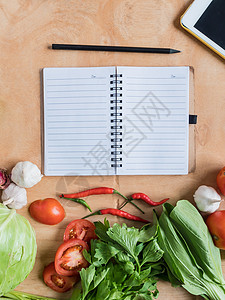 新鲜蔬菜的顶端视图 木桌背景上有空白笔记本饮食植物辣椒营养美食农场农业胡椒沙拉备忘录图片