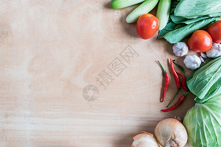 木桌背景上新鲜蔬菜的顶端视图食物植物洋葱农业美食烹饪叶子沙拉黄瓜营养图片