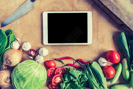 以平板触摸电脑工具在木桌背景上的新鲜蔬菜顶端视图 T洋葱学习青葱食物黄瓜厨房农业农场营养推介会图片