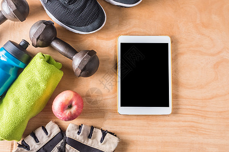 木桌背景上带有运动物品的平板电脑的顶部视图健身生活方式概念技术药片训练水果活力肌肉运动员工具绳索健身房图片