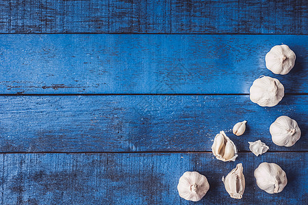 蓝色木桌背景上的大蒜顶端视图厨房白色叶子蔬菜草本植物营养调味品美食桌子烹饪图片