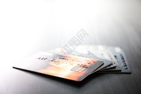 桌上的信用卡 软焦点 耀太阳光 在线购物概念等桌子电子店铺网络营销商业技术卡片电子商务安全图片