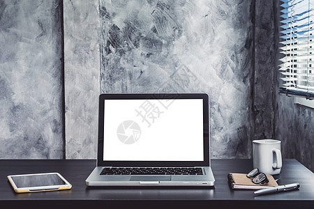 有白色空白屏幕的膝上型计算机 白色咖啡 片剂 笔记本 笔和玻璃在书桌上图片