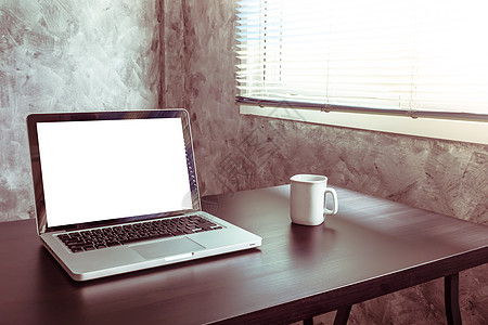 白白屏幕的笔记本电脑 桌子上的白咖啡杯 文气音网络商业监视器咖啡职场房间杯子工作白色办公室图片