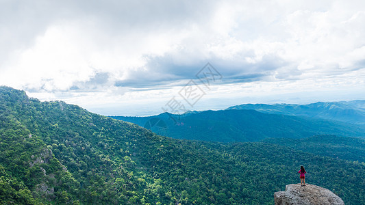 年轻女人喜欢从山顶看山谷景色耐力远足闲暇天空游客地平线石头公园运动背包图片