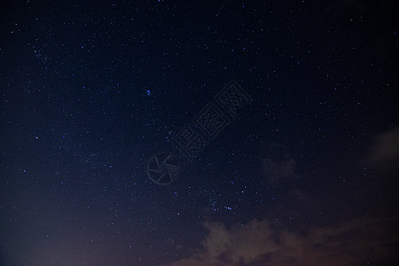 夜间有星宿和白云行星星星宇宙月球月亮黑色半球月光星系墙纸图片