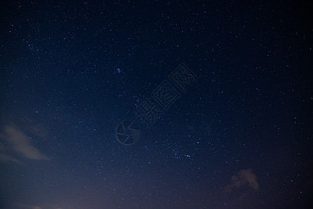 夜间有星宿和白云星系墙纸月亮蓝色天空月球行星宇宙星云月光图片