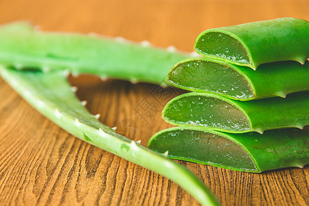 木桌背景的 Aloe Vera附近凝胶按摩皮肤科植物保健愈合芦荟卫生皮肤药品图片