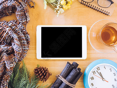 用茶杯 时钟 围巾和木桌上的圣诞节装饰品飞碟技术杯子工具季节假期笔记本新年眼镜桌子图片