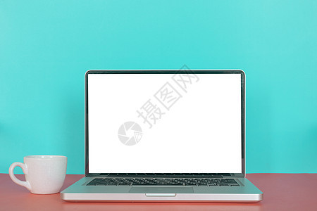 带空白屏幕的现代笔记本电脑 糊面彩色背景咖啡杯图片