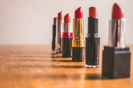 木制桌上的多彩口红 化妆和美容概念 选择性焦点桌子魅力红色美容师女士粉色沙龙化妆品奢华收藏图片