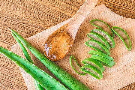 木托盘上有和 aloe vera 的顶端视图皮肤科愈合温泉勺子植物荆棘凝胶按摩治愈护理图片