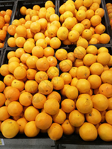 超市货架上新鲜的柑橘水果图片