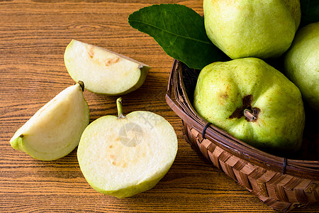 新鲜的瓜瓦果子放在木桌背景的篮子里植物异国白色热带产品甜点水果情调叶子营养图片