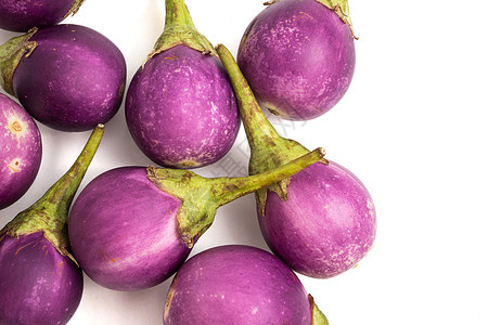白色背景的新鲜紫色茄子圆形植物绿色饮食蔬菜热带食物团体活力图片