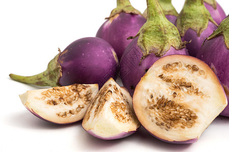 白色背景的新鲜紫色茄子饮食热带蔬菜圆形植物团体食物活力绿色图片