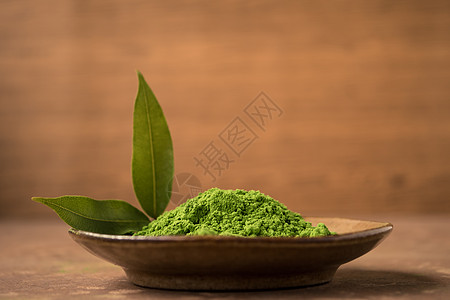 绿色茶叶粉贴上绿茶粉和陶瓷天线上的菜叶图片