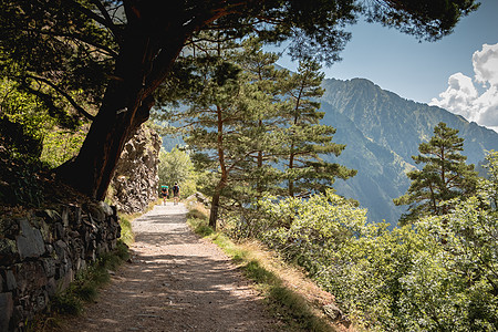 登山者爬上比利牛斯山脉的山道远足首脑街道山路小路踪迹蓝色日出顶峰岩石图片