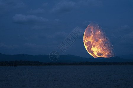 半月半月在天空中漂浮 回到圆周山上旅行阴影日落橙子月光蓝色血月墙纸反射美丽图片