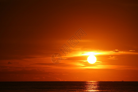 清晨的天亮时 太阳照耀在海面上的月光云彩天气蓝色海洋金子天堂假期季节海滩日落阳光图片