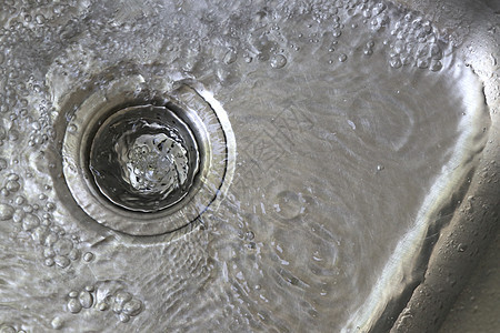水槽中的水流进排水管 里面有水的不锈钢水图片