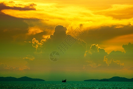 岛上和海上的双月光空中渔船上的日落云天空阳光戏剧性天气云景钓鱼日落火焰季节金子图片